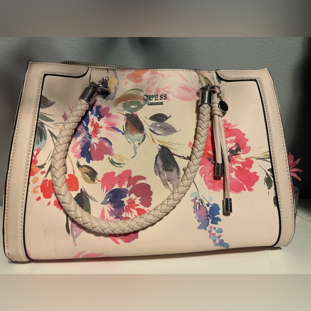 Gorgeous Guess medium/large purse. Excellent condition.